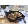 Żeliwna patelnia grillowa z uchwytami czarna 28 x 28 cm
